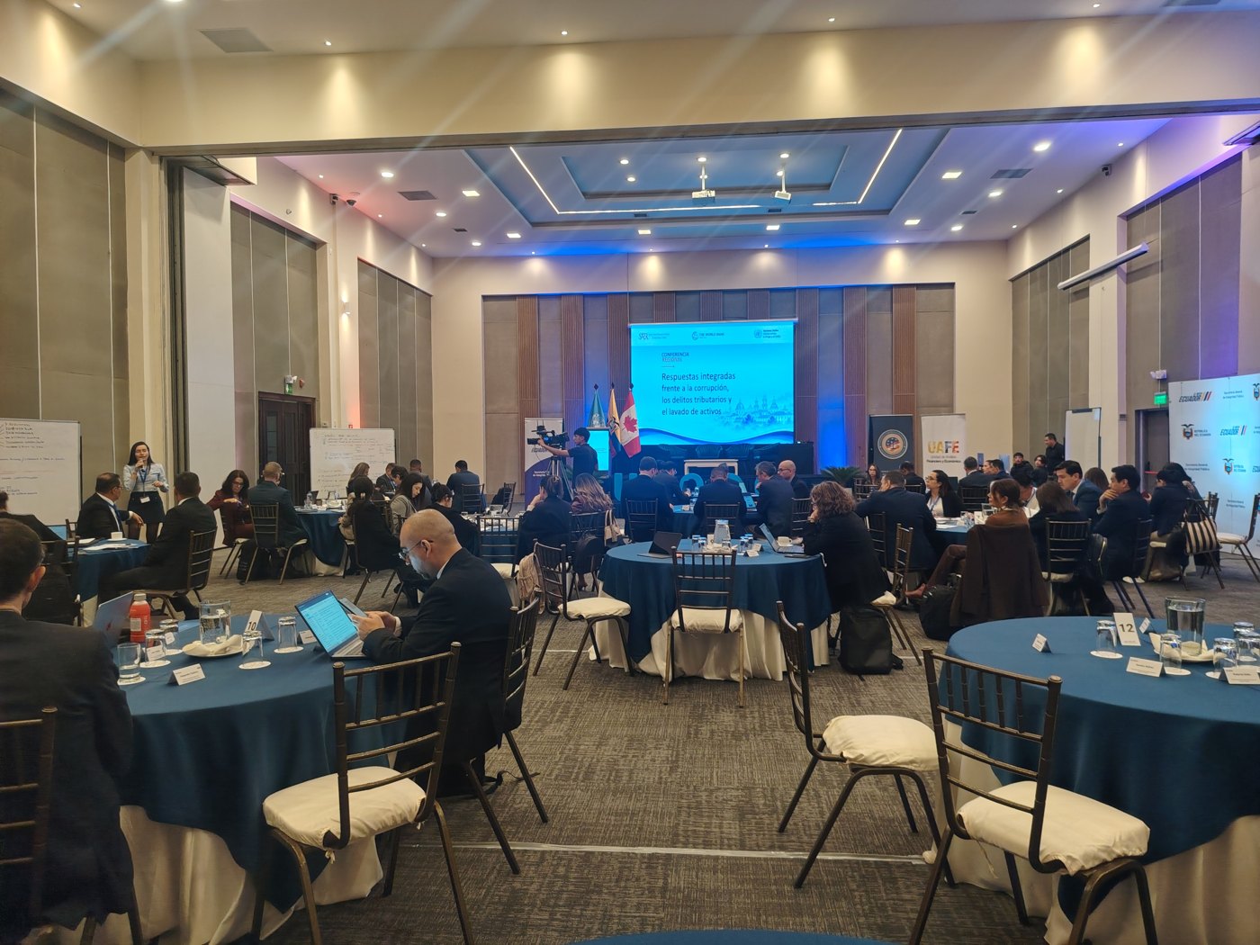 Escenario, pantalla y operación audiovisual para un encuentro internacional.