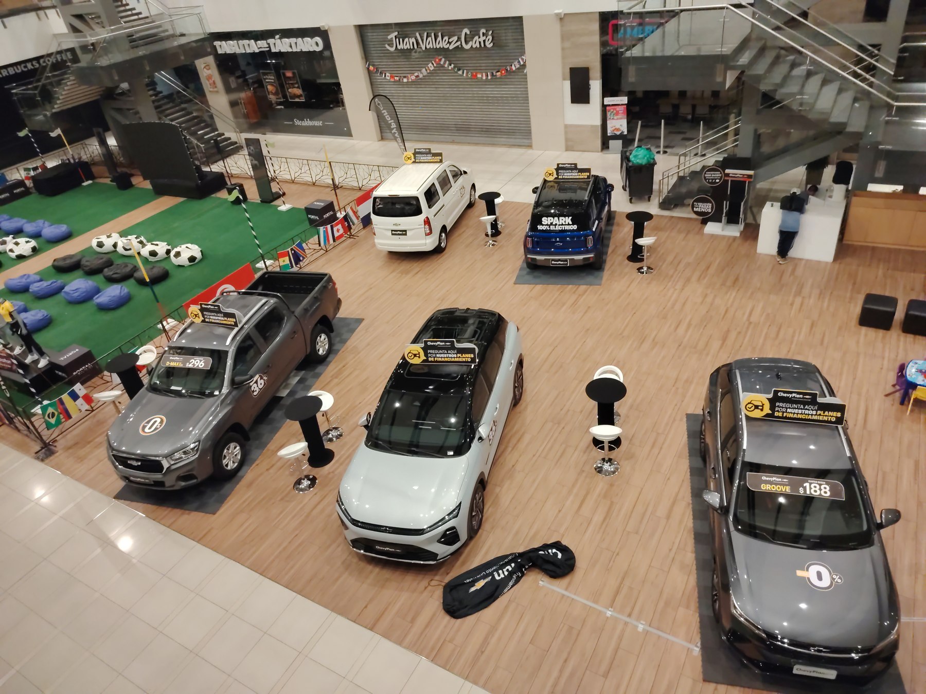 Exhibición de vehículos en un espacio comercial