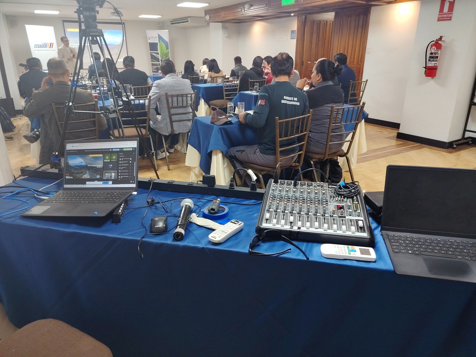 Consola de sonido, micrófonos y control audiovisual durante un taller