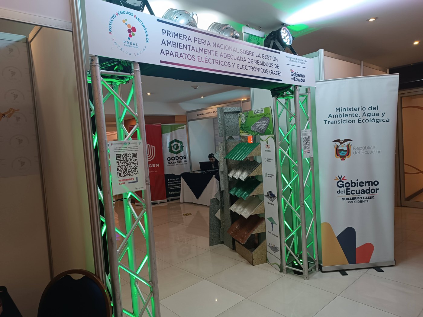 Montaje de feria ambiental y espacios de marca.